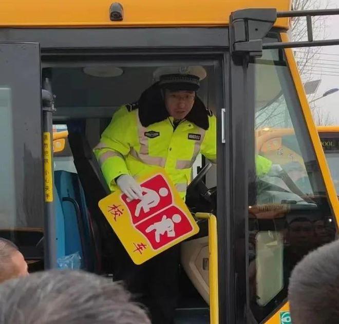 三河交警為139輛校車舉行“身份證”發(fā)放儀式