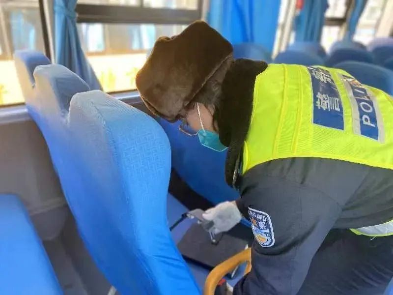 青城交警開展校車安全檢查