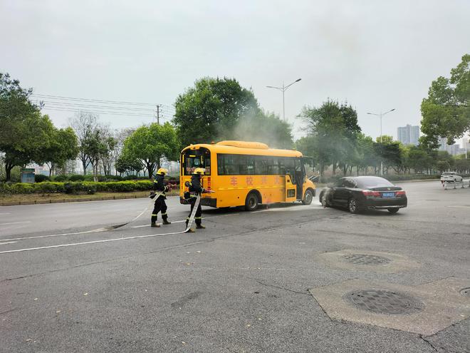 打造平安校園!2023年鄂城區校車安全應急演練成功舉行 打造平安校園!2023年鄂城區校車安全應急演練成功舉行