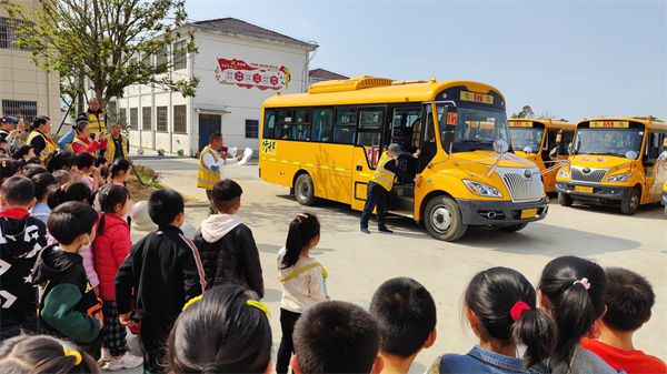懷寧縣清河中心學(xué)校開展校車突發(fā)事件綜合性應(yīng)急演練活動(dòng)/ 懷寧縣清河中心學(xué)校開展校車突發(fā)事件綜合性應(yīng)急演練活動(dòng)