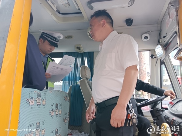 漣源市多部門聯(lián)合開展校車安全管理專項檢查/ 漣源市多部門聯(lián)合開展校車安全管理專項檢查