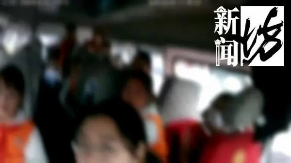 滬一“黑校車”載了十多名小學生……家長心太大!出了事怎么辦! 滬一“黑校車”載了十多名小學生……家長心太大!出了事怎么辦!