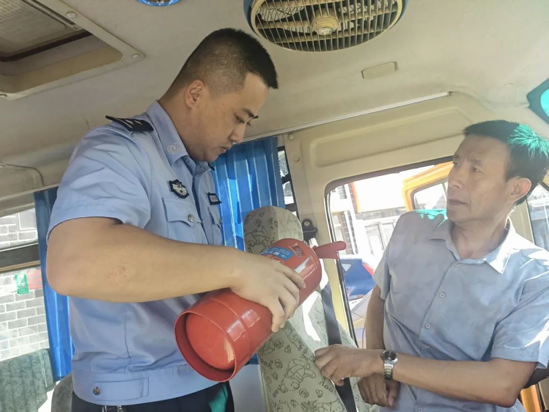 筑牢安全防線 交警二大隊開展校車檢查及宣傳活動 | 文明交通在行動 圖片