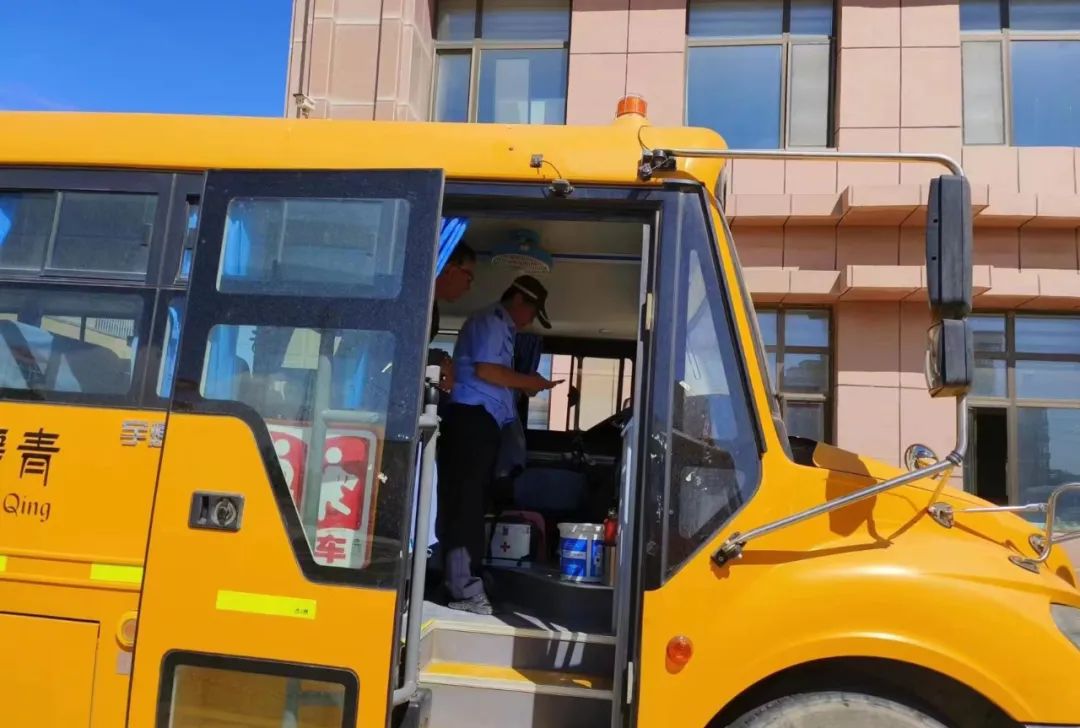 烏蘭交警嚴(yán)格檢驗(yàn)校車(chē) 核發(fā)校車(chē)標(biāo)牌 圖片