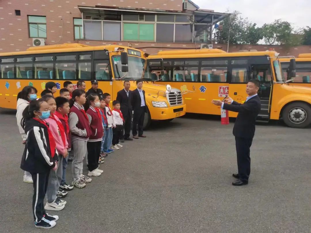 【三小:安全】預(yù)防為主 生命至上——臨浦三小開展校車消防安全演練 圖片