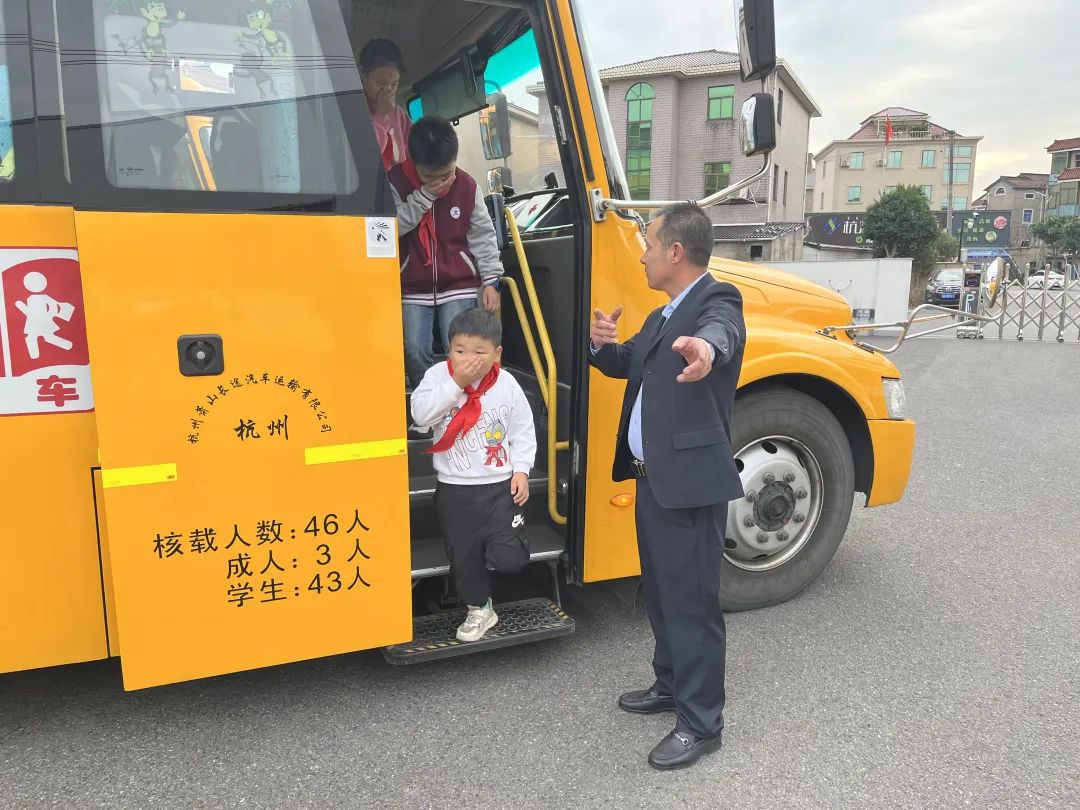 【三小:安全】預(yù)防為主 生命至上——臨浦三小開展校車消防安全演練 圖片