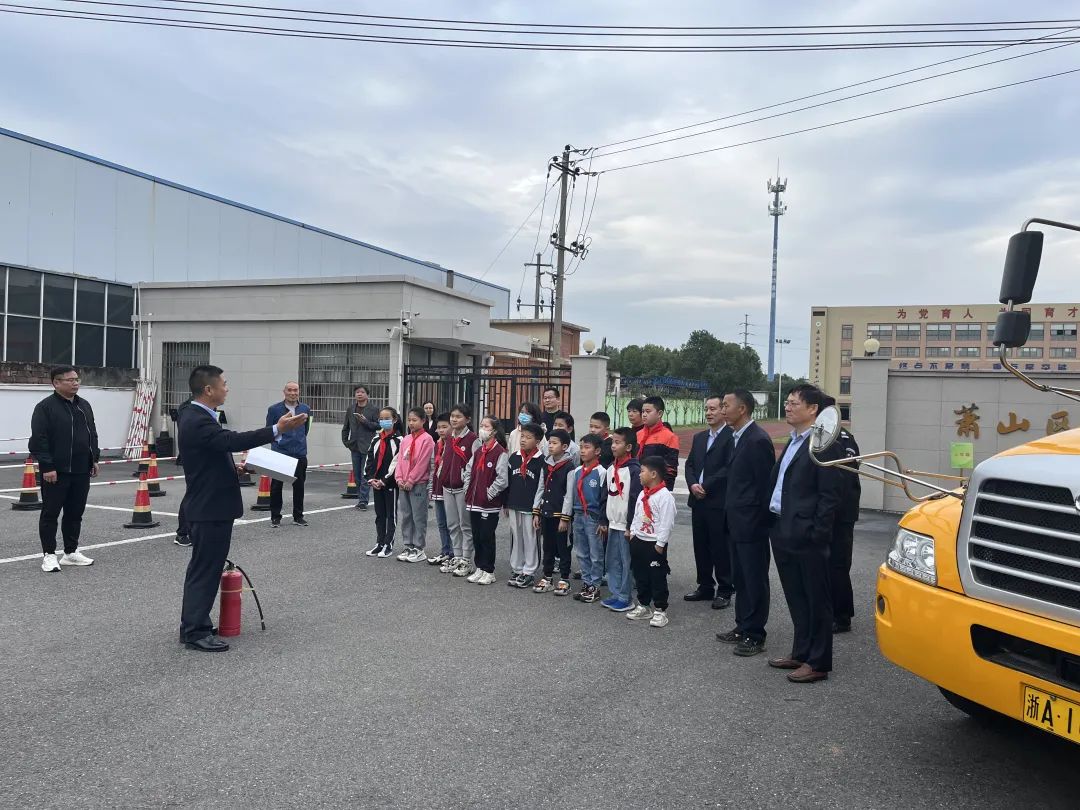 【三小:安全】預(yù)防為主 生命至上——臨浦三小開展校車消防安全演練 圖片