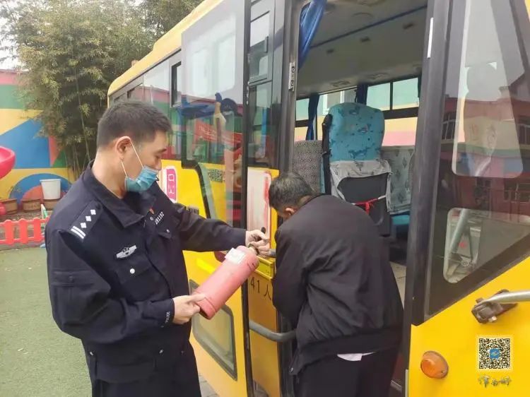 公安津南分局交警支隊:校車“大體檢” 護航上學路 圖片