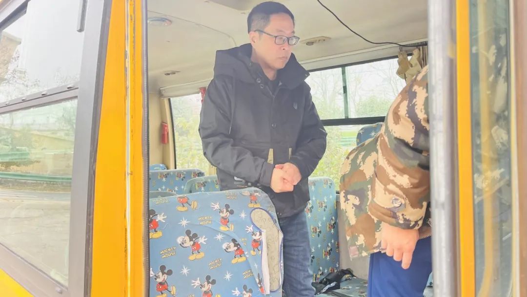 棗莊中心學校:強化校車安全檢查 護航學生平安出行 圖片