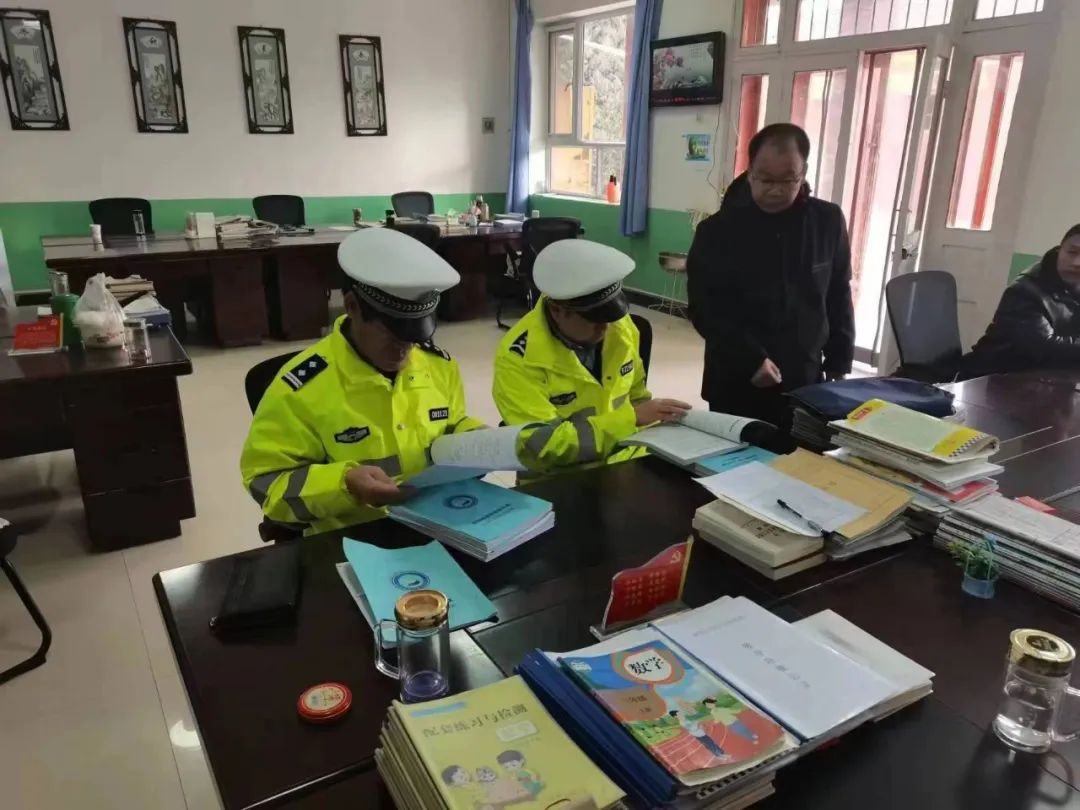 【貫徹落實“嚴管十條”】涼州公安交警嚴把校車“體檢”關(guān) 圖片