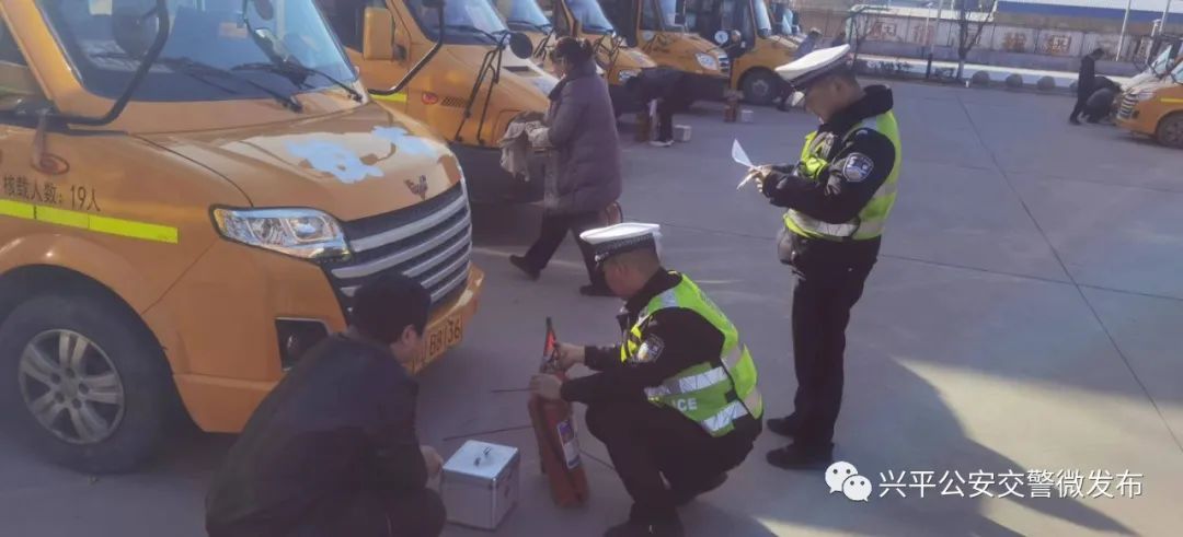興平公安交警開展校車安全檢查和校車司機(jī)安全宣傳教育/ 圖片