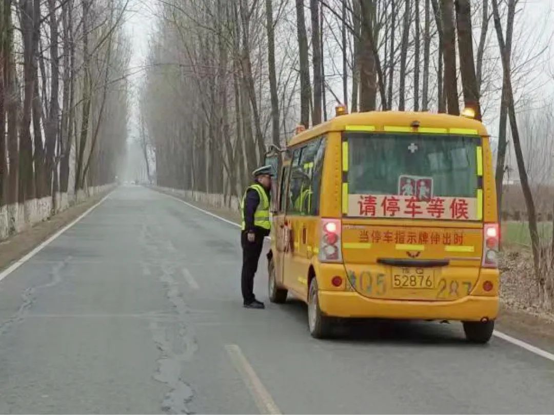 平輿交警深入農村地區開展校車突擊檢查/ 圖片