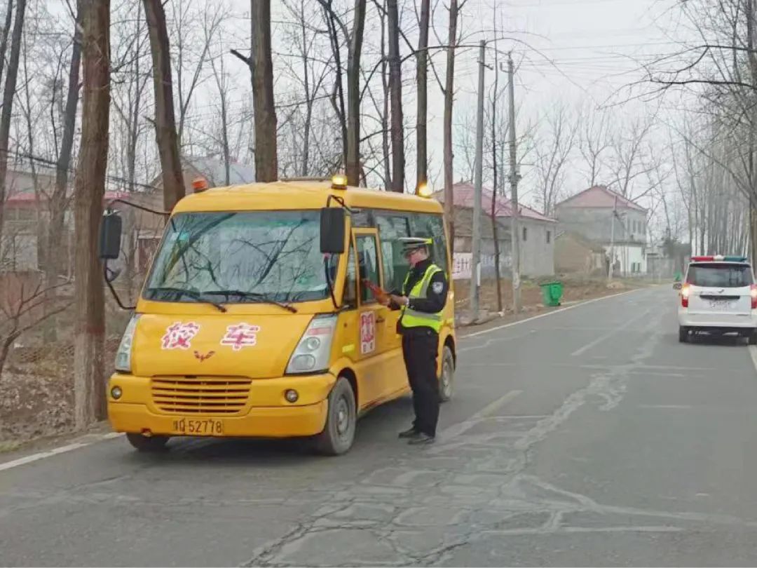 平輿交警深入農村地區開展校車突擊檢查/ 圖片
