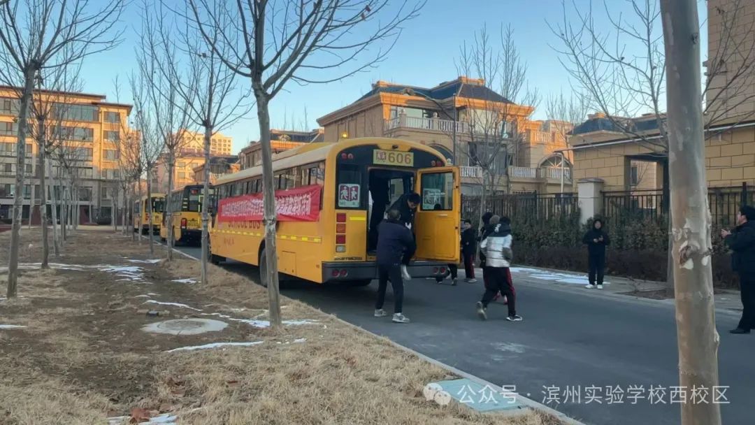 【校園安全】為愛護航,校車安全伴我行——我校初中部舉行校車應急安全逃生演練 圖片