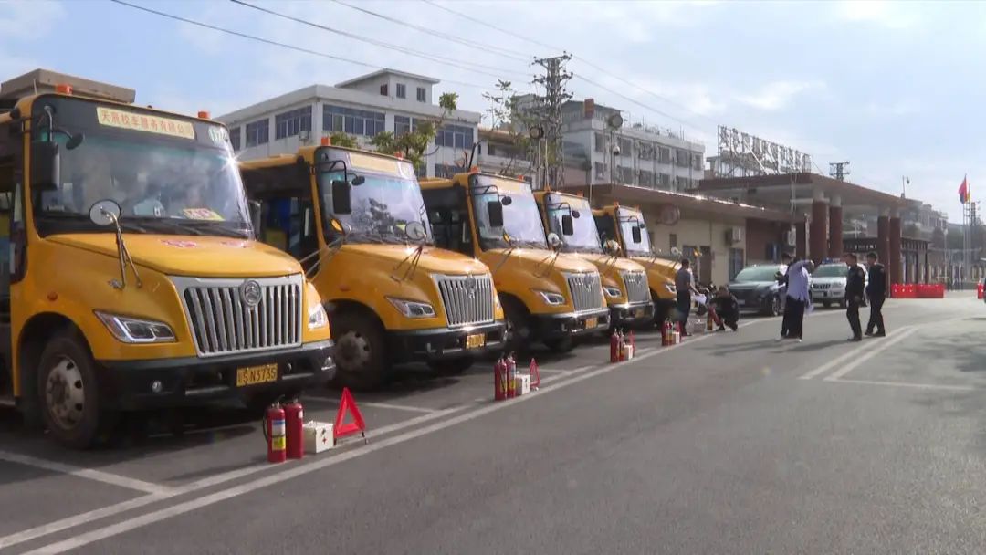 多部門聯(lián)合檢查,確保新學(xué)期校車安全 圖片
