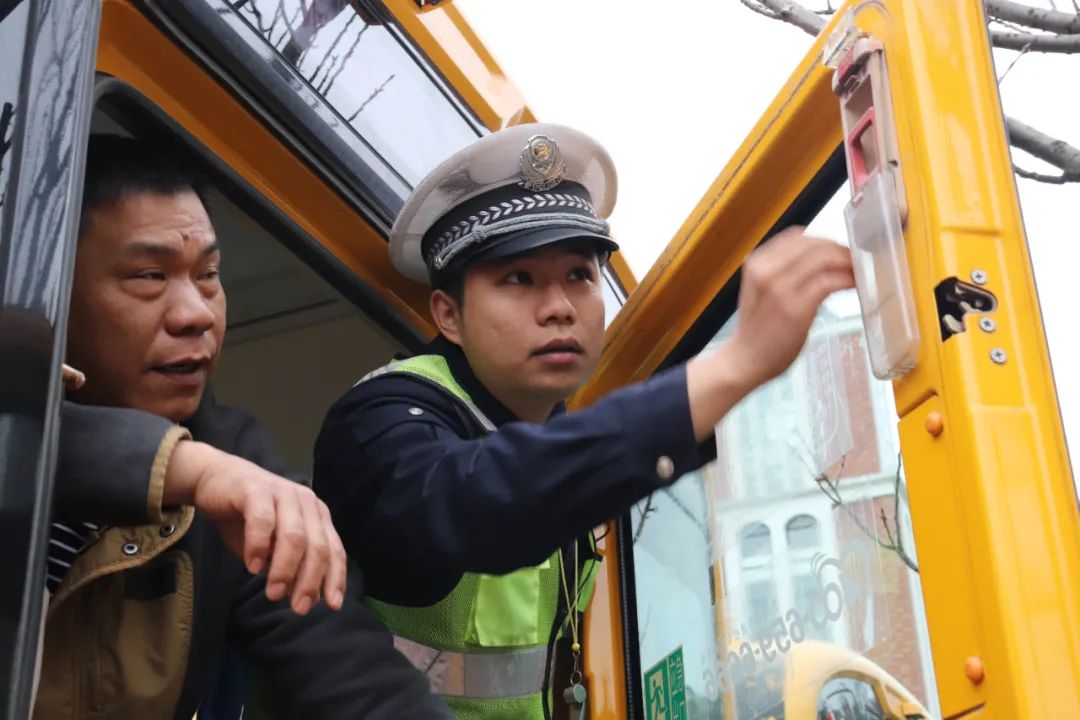 開學季|吉水交警嚴把校車“體檢關”全力護航開學季 圖片