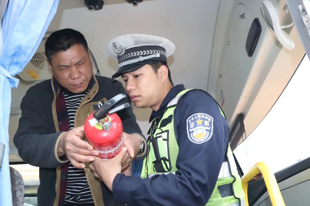 開學季|吉水交警嚴把校車“體檢關”全力護航開學季 圖片