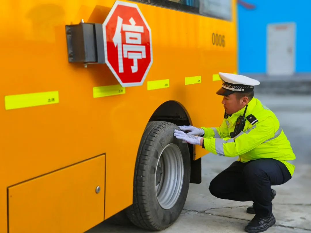 哈巴河交警強化校車安全“大檢查” 擰緊上學放學“安全閥” 圖片