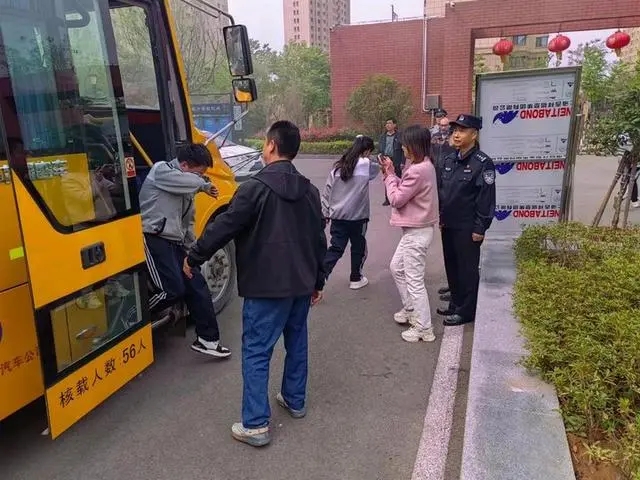 滕州市公安局到學校開展校車火情消防演練安全培訓與應急疏散演練活動