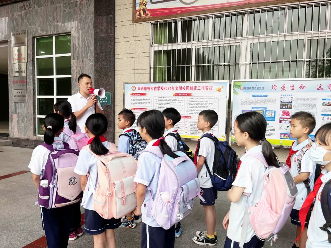 安全通行 平安校園——陽西德恒實驗學校開展校車安全應急演練 圖片