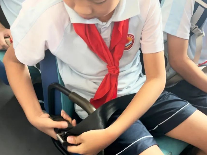 安全通行 平安校園——陽西德恒實驗學校開展校車安全應急演練 安全通行 平安校園——陽西德恒實驗學校開展校車安全應急演練