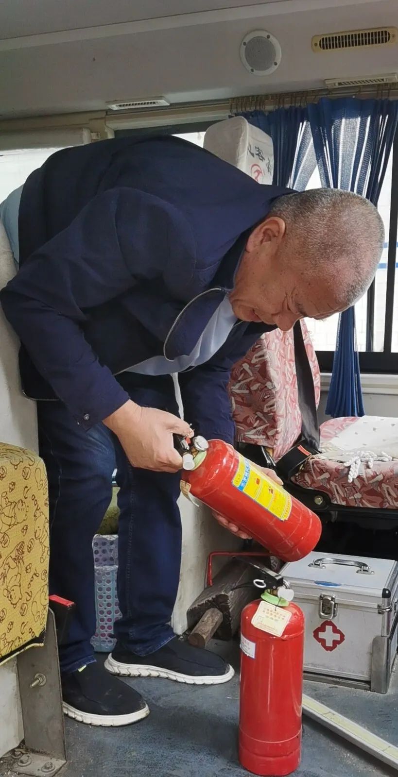 安全乘車，平安“童”行--祁陽市伯爵幼兒園校車安全應急演練