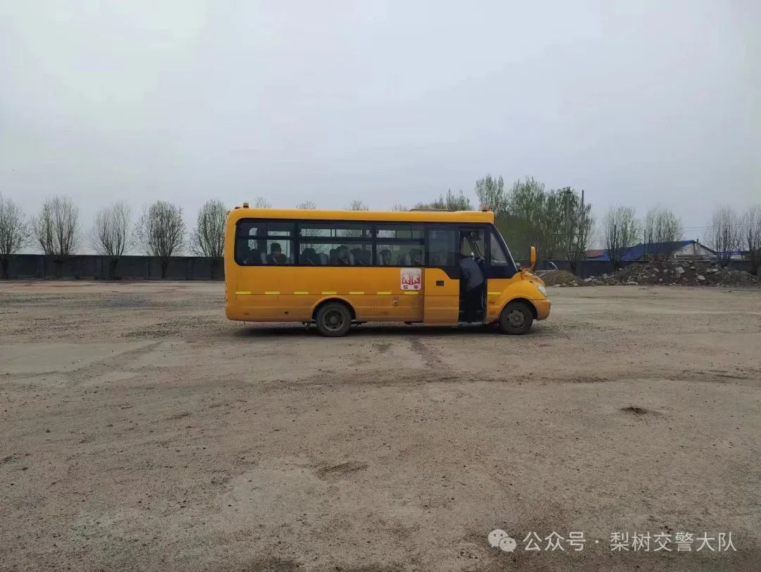 梨樹縣教育局 交警大隊聯合開展校車應急疏散演練 圖片