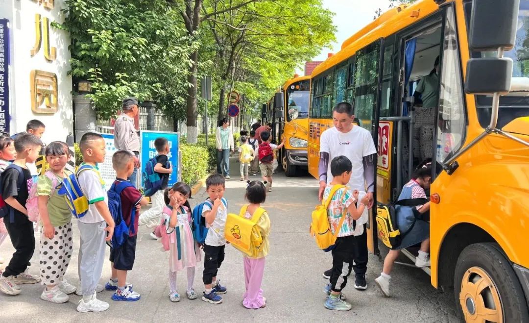 嚴把校車“安全關”，守護平安上學路|安康高新第二幼兒園校車安全排查