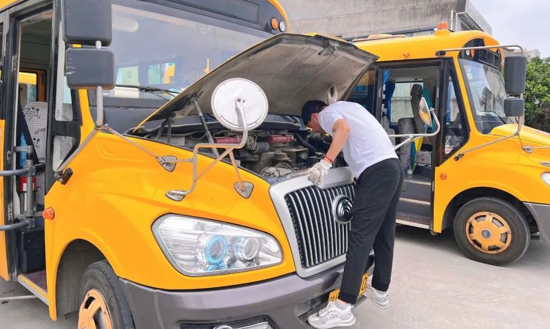 嚴把校車“安全關”，守護平安上學路|安康高新第二幼兒園校車安全排查