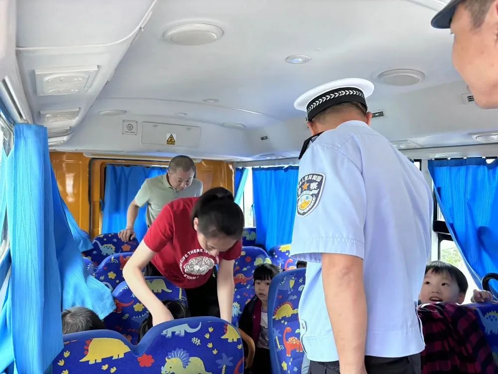 赤崗鎮(zhèn)教育組聯(lián)合洪陽交警中隊開展校車專項安全檢查