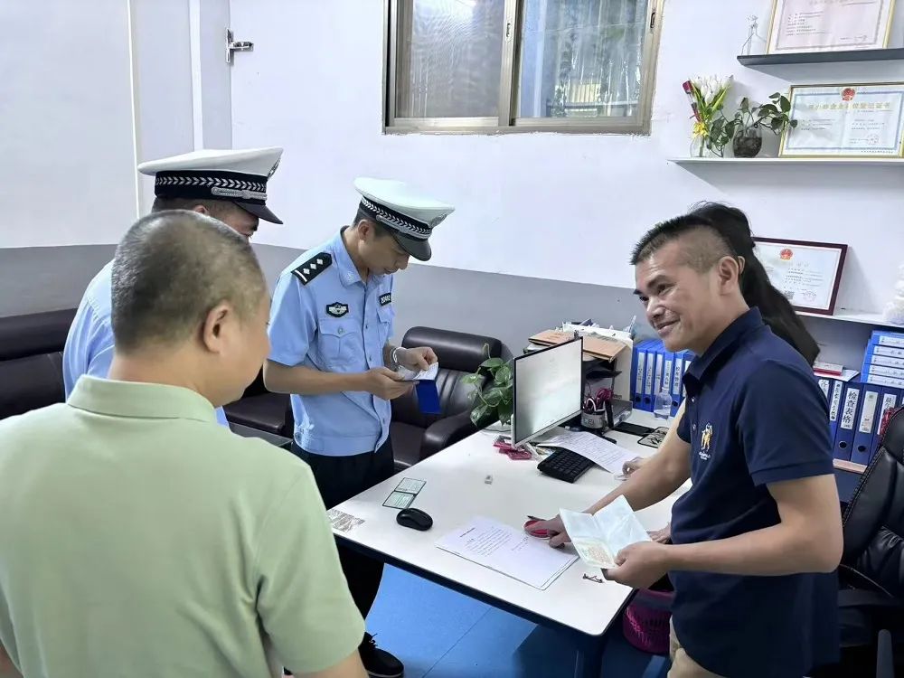 赤崗鎮(zhèn)教育組聯(lián)合洪陽交警中隊開展校車專項安全檢查