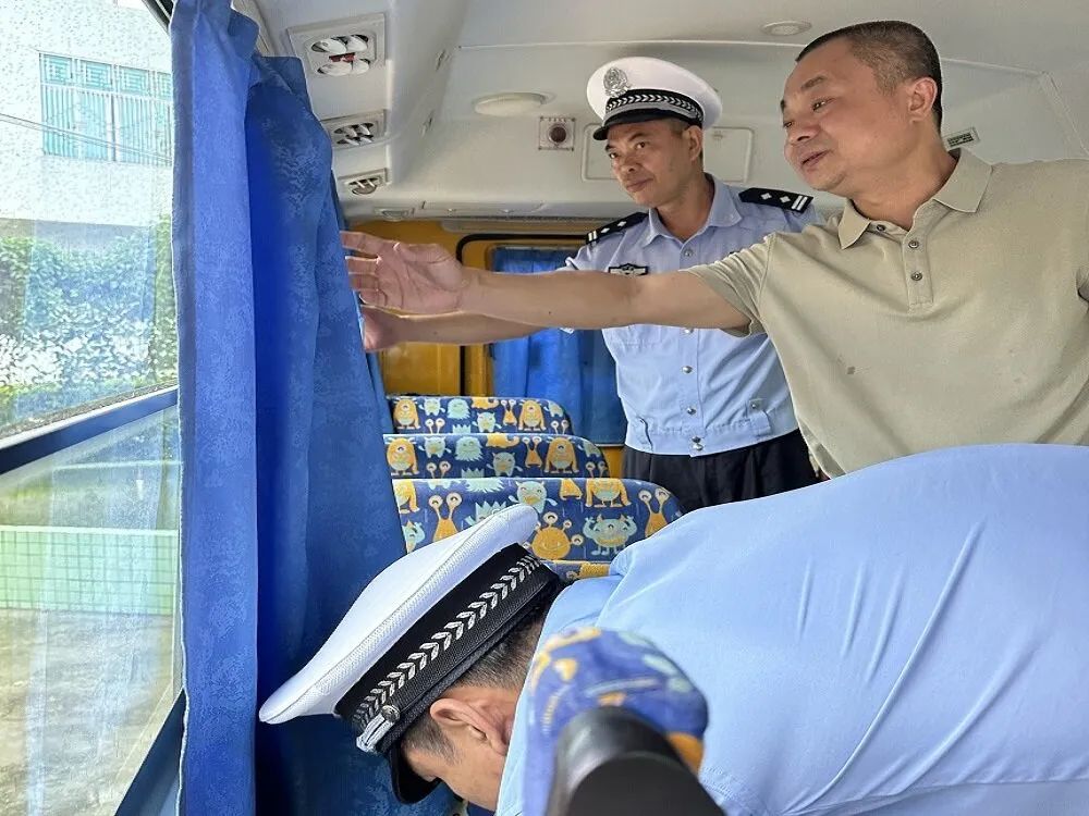 赤崗鎮(zhèn)教育組聯(lián)合洪陽交警中隊開展校車專項安全檢查