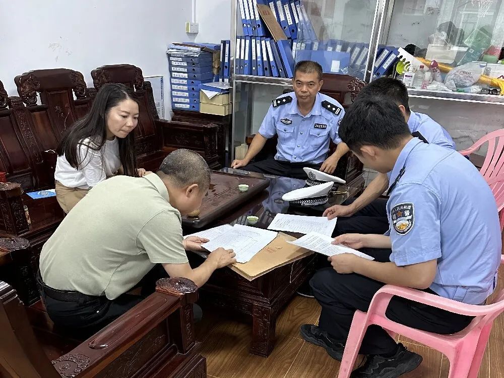 赤崗鎮(zhèn)教育組聯(lián)合洪陽交警中隊開展校車專項安全檢查