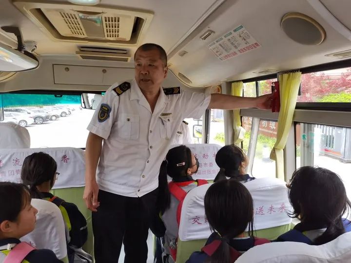 校車演練不松懈，安全意識筑心間——奮進路初級中學開展校車應急疏散演練活動