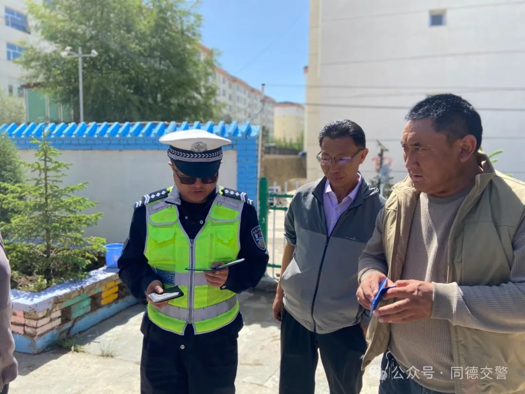 關(guān)注學(xué)生乘車安全 同德交警開展校車安全大檢查 圖片