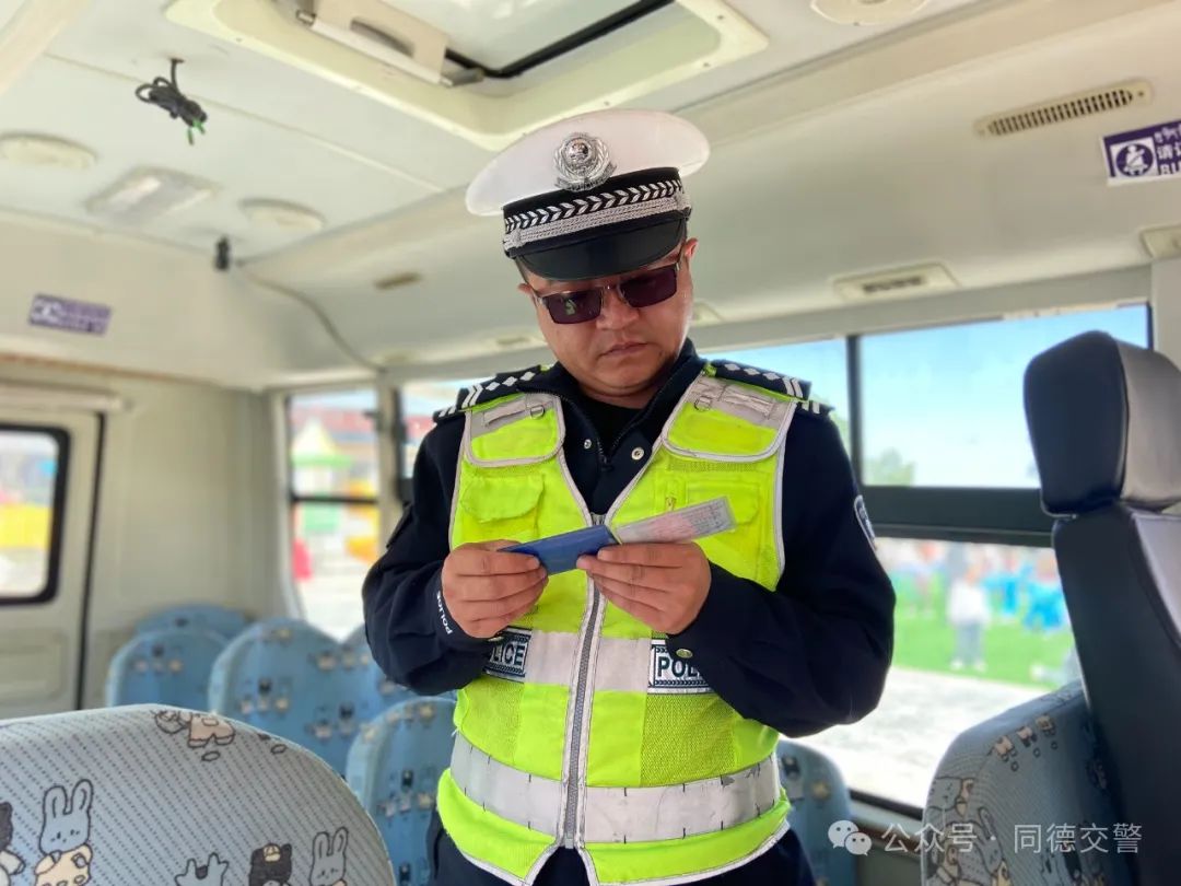 關(guān)注學(xué)生乘車安全 同德交警開展校車安全大檢查 圖片