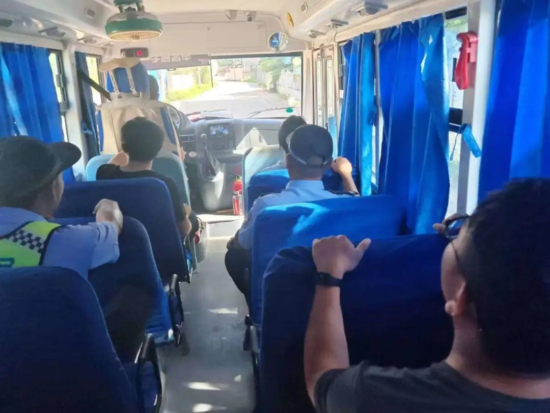 事關孩子們的出行安全!萬寧公安交警聯合多部門開展校車安全檢查 圖片