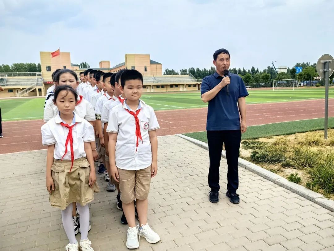 為愛護航 安全“童”行——稼軒小學開展校車疏散逃生應急演練活動 圖片