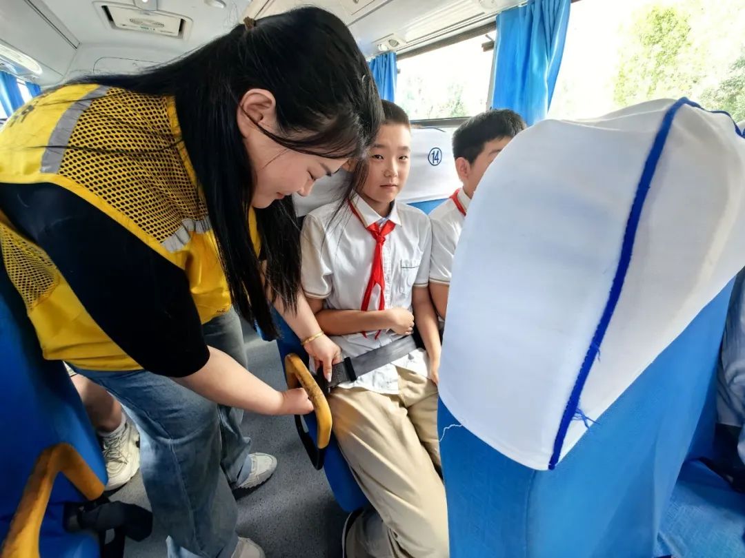 為愛護航 安全“童”行——稼軒小學開展校車疏散逃生應急演練活動 為愛護航 安全“童”行——稼軒小學開展校車疏散逃生應急演練活動