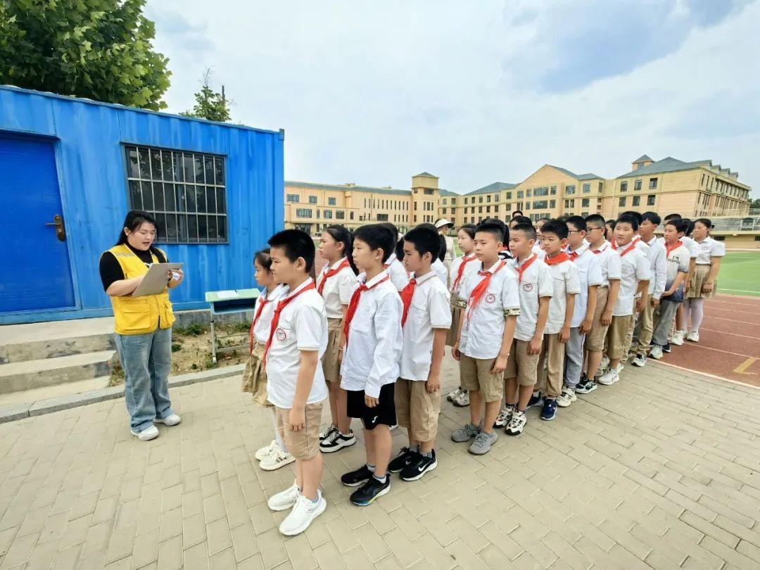 為愛護航 安全“童”行——稼軒小學開展校車疏散逃生應急演練活動 為愛護航 安全“童”行——稼軒小學開展校車疏散逃生應急演練活動