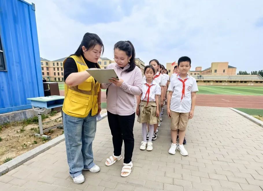為愛護航 安全“童”行——稼軒小學開展校車疏散逃生應急演練活動 圖片