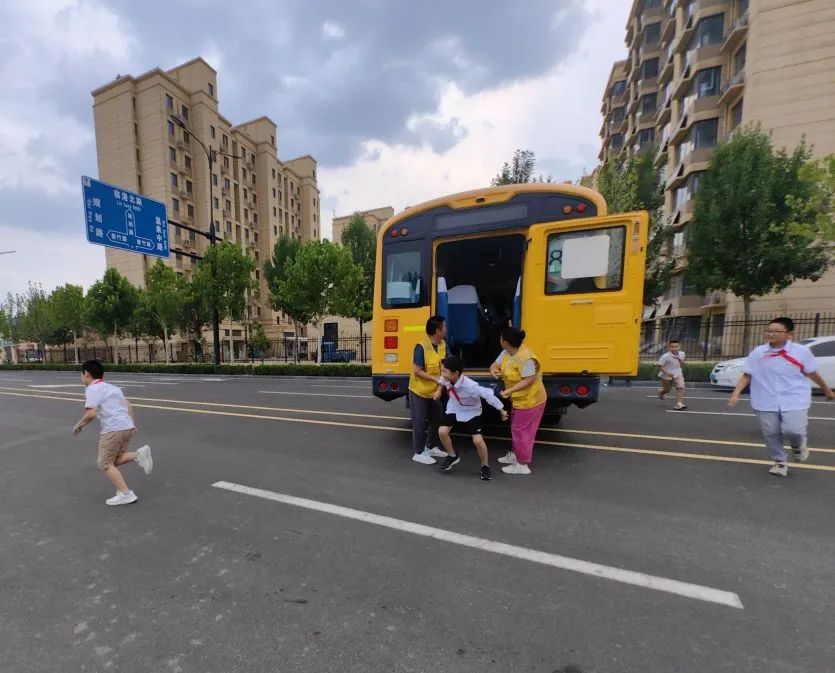 為愛護航 安全“童”行——稼軒小學開展校車疏散逃生應急演練活動 為愛護航 安全“童”行——稼軒小學開展校車疏散逃生應急演練活動