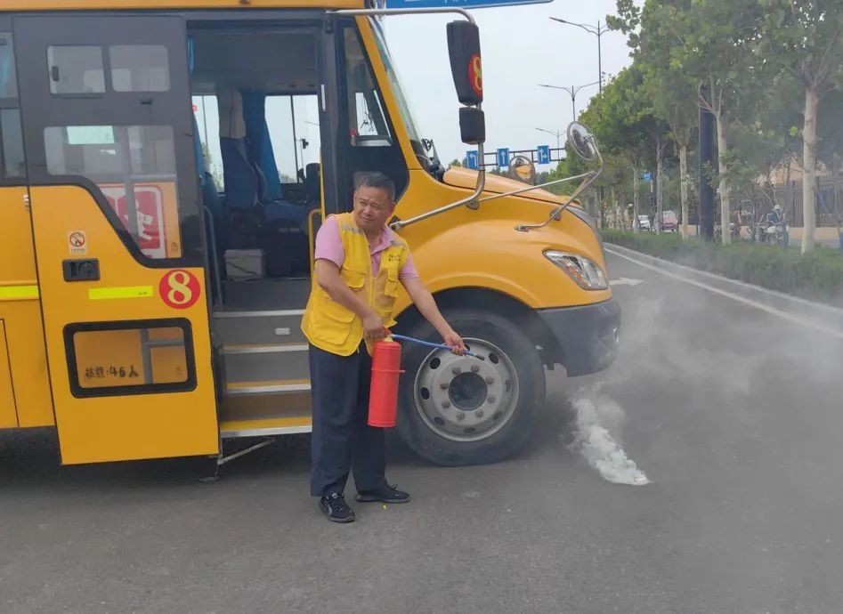 為愛護航 安全“童”行——稼軒小學開展校車疏散逃生應急演練活動 為愛護航 安全“童”行——稼軒小學開展校車疏散逃生應急演練活動