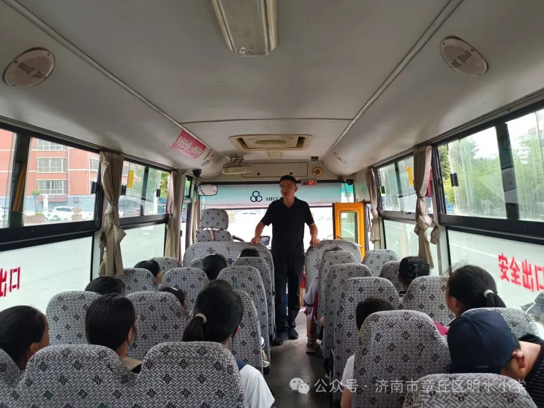 章丘區明水小學組織校車事故緊急疏散演練/ 章丘區明水小學組織校車事故緊急疏散演練