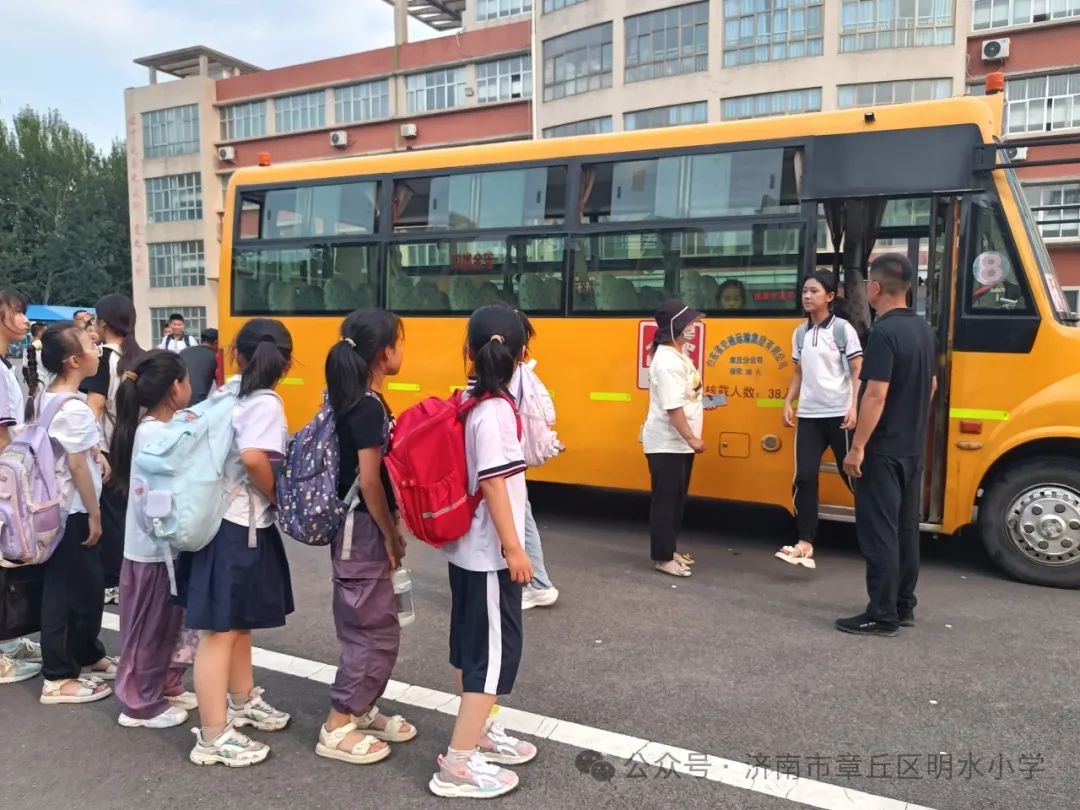 章丘區明水小學組織校車事故緊急疏散演練/ 章丘區明水小學組織校車事故緊急疏散演練