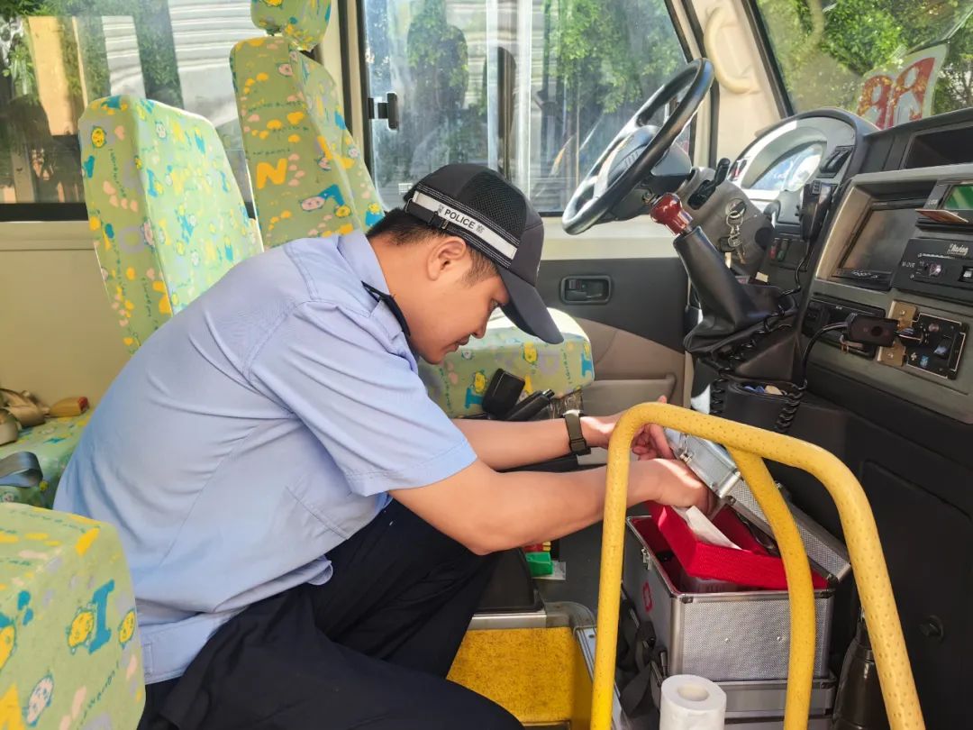 臨高交警聯(lián)合多部門開展暑期校車安全大檢查/ 圖片