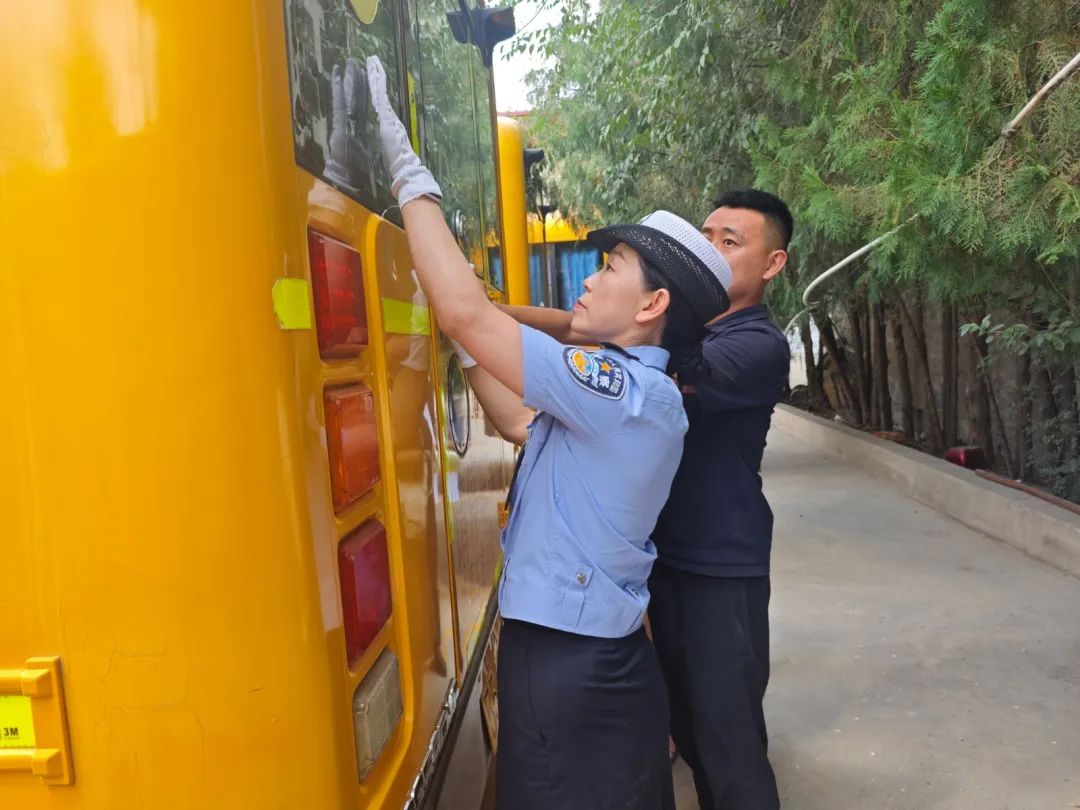 河北交警大隊聯合多部門封存暑假停運校車/ 圖片