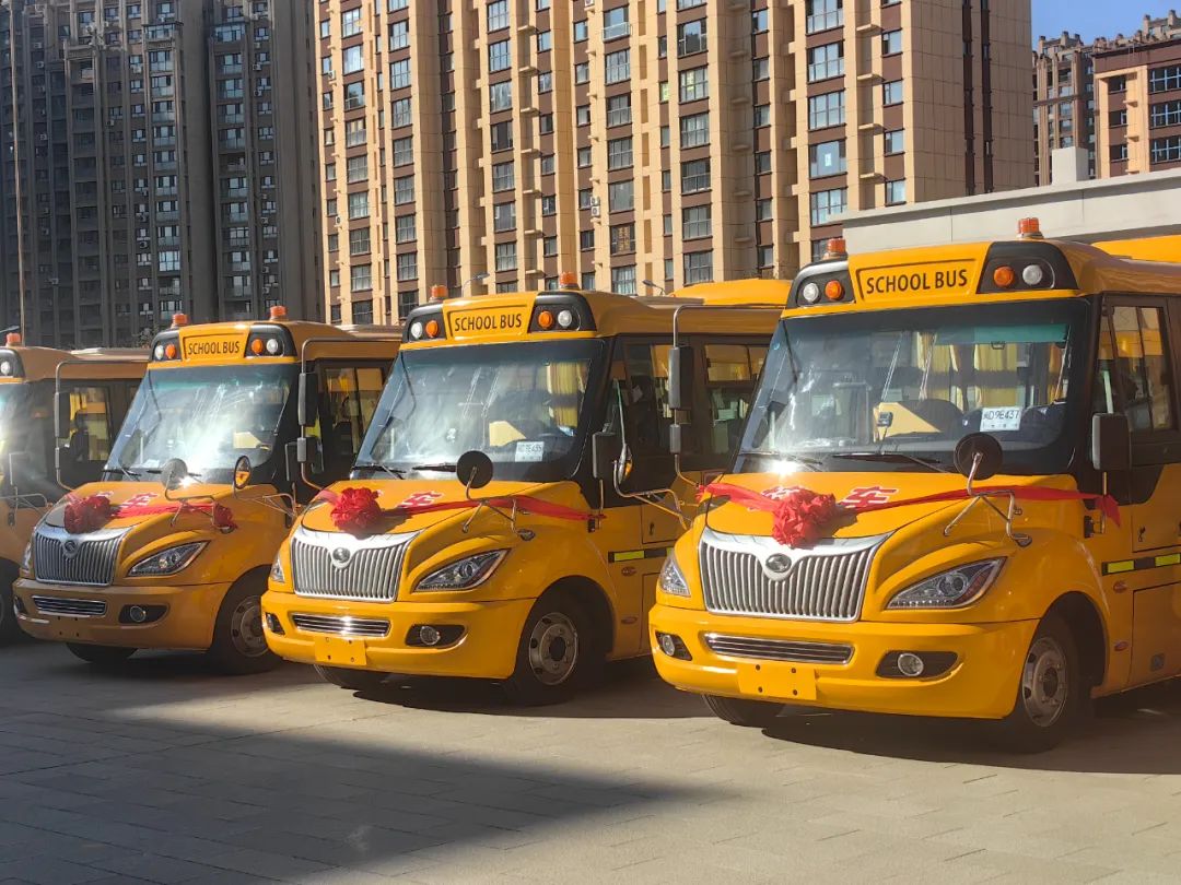 昌吉州首批69輛中小學專用校車陸續交付使用/ 圖片