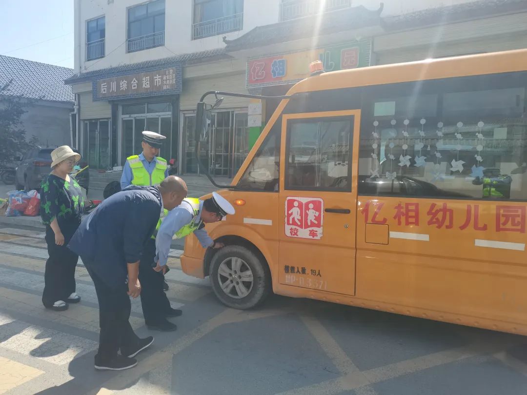 【開(kāi)學(xué)季】臨潭公安交警開(kāi)展校車(chē)安全檢查 圖片