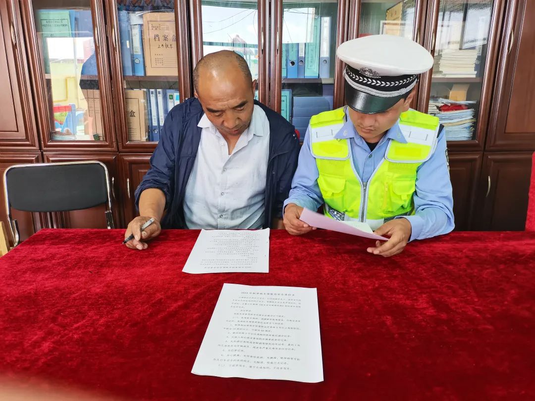 【開(kāi)學(xué)季】臨潭公安交警開(kāi)展校車(chē)安全檢查 圖片